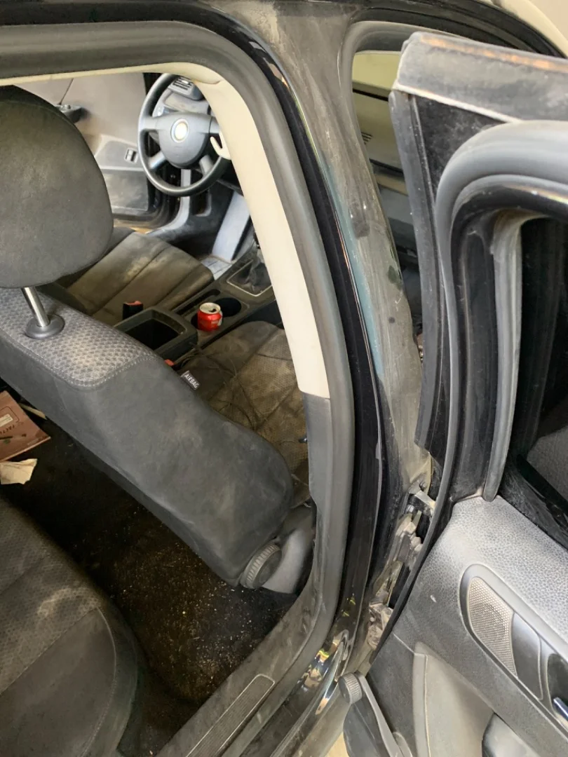 Foto de GOMAS CONTORNO PUERTA VOLKSWAGEN PASSAT VARIANT (3C5) 2.0 TDI (140 CV / 103 KW) referencia 3AF837644