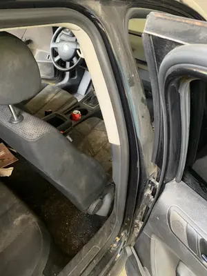 Foto de GOMAS CONTORNO PUERTA VOLKSWAGEN PASSAT VARIANT (3C5) 2.0 TDI (140 CV / 103 KW) referencia 3AF837644