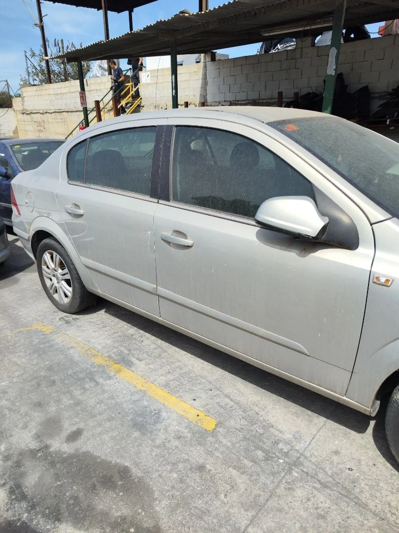 Foto de PUERTA DELANTERA DERECHA OPEL ASTRA H BERLINA 1.7 16V CDTI (110 CV / 81 KW) referencia 93192037