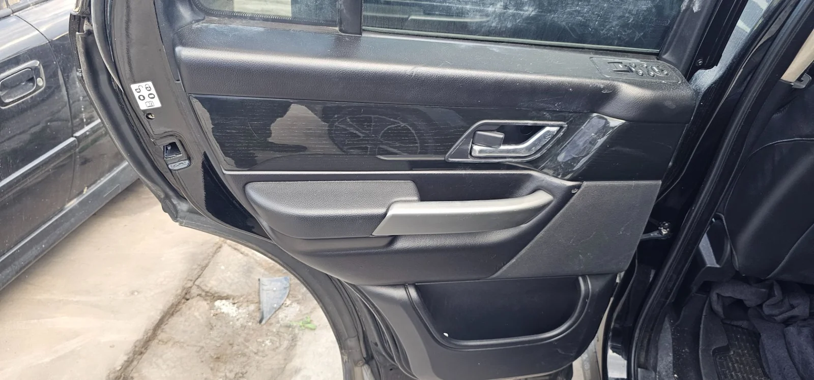 Foto de GUARNECIDO PUERTA TRASERA IZQUIERDA LAND ROVER RANGE ROVER SPORT 2.7 Td V6 CAT (190 CV / 140 KW) referencia LR016882