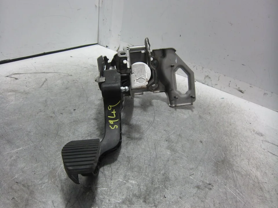 Foto de PEDAL EMBRAGUE PEUGEOT 208 1.2 12V e-VTi / PureTech (81 CV / 60 KW) referencia 9683756680