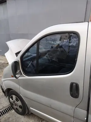Foto de PUERTA DELANTERA IZQUIERDA OPEL VIVARO FURGÓN/COMBI 2.0 16V CDTI (114 CV / 84 KW) foto 2