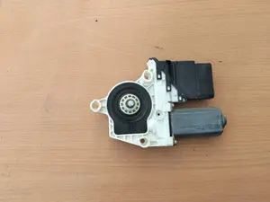 Foto de MOTOR ELEVALUNAS TRASERO DERECHO VOLKSWAGEN GOLF IV BERLINA (1J1)(10.1997) referencia 1C0959812A foto 2