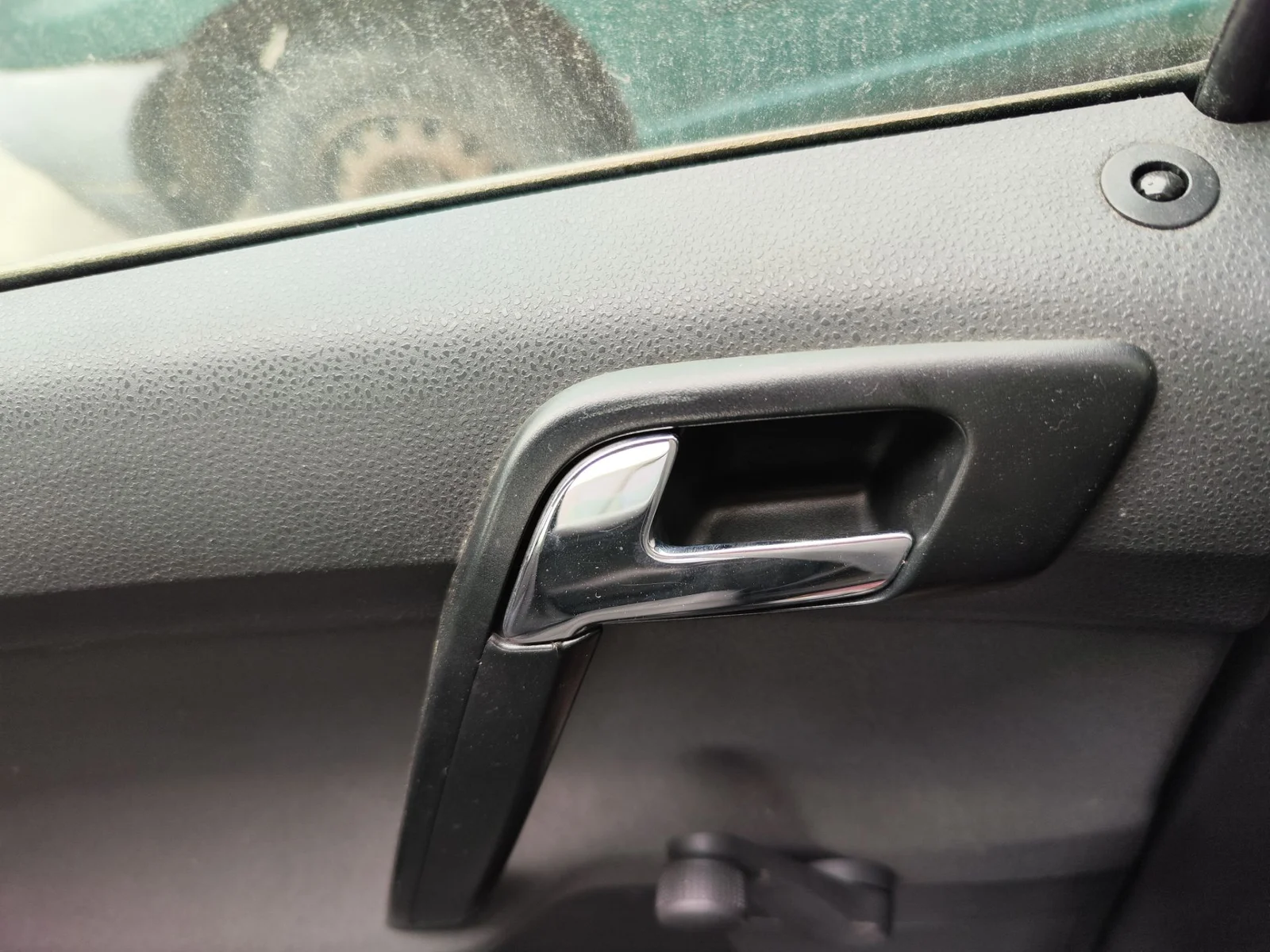Foto de MANETA INTERIOR TRASERA IZQUIERDA VOLKSWAGEN POLO IV (9N1) 1.4 16V (75 CV / 55 KW) referencia 6Q4867179K FKZ