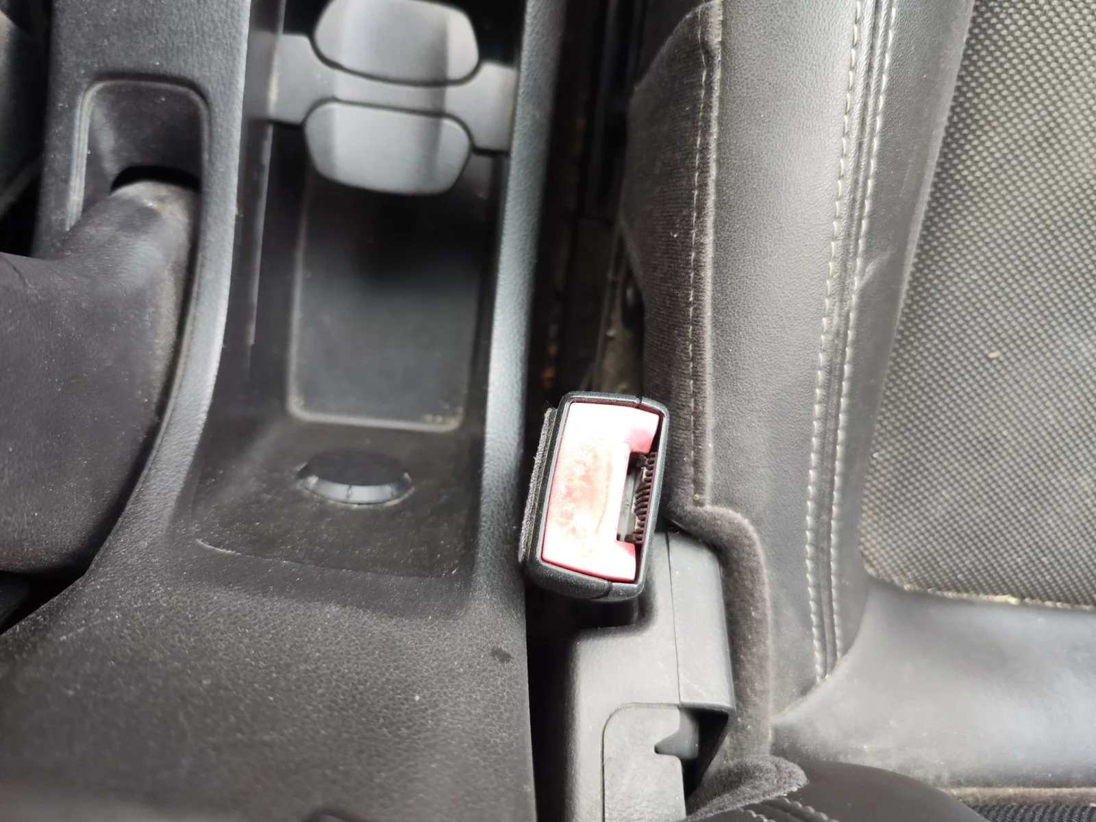 Foto de ENGANCHE CINTURON DELANTERO DERECHO CHEVROLET CRUZE 2.0 Diesel CAT (163 CV / 120 KW)