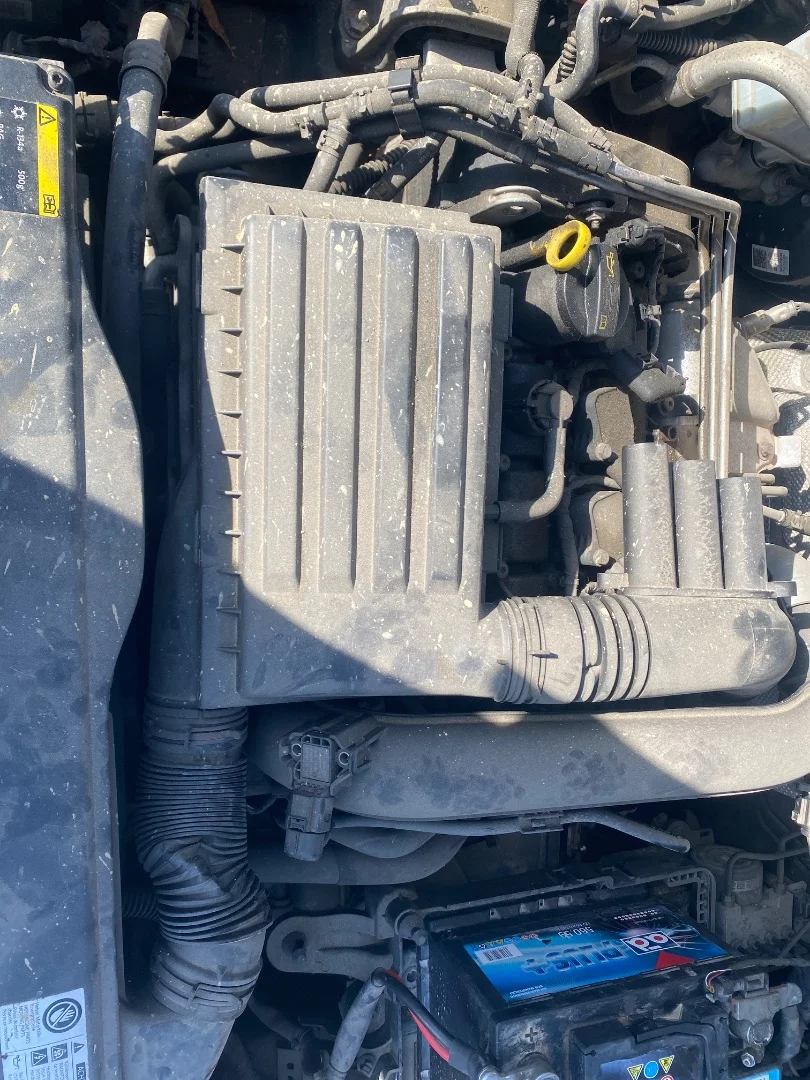 Foto de CAJA FILTRO AIRE VOLKSWAGEN GOLF VII (5G1/BE1) 1.4 16V TSI (122 CV / 90 KW) referencia 04E129611AK