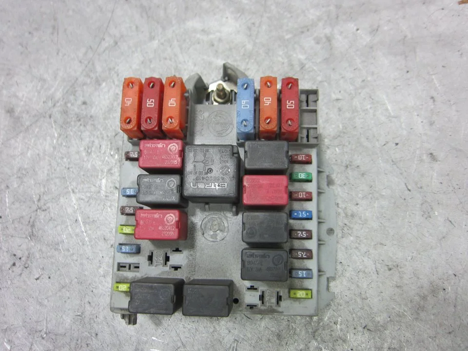 Foto de CAJA RELES / FUSIBLES ALFA ROMEO 147 (190) 1.9 JTD CAT (101 CV / 74 KW) referencia 51742420