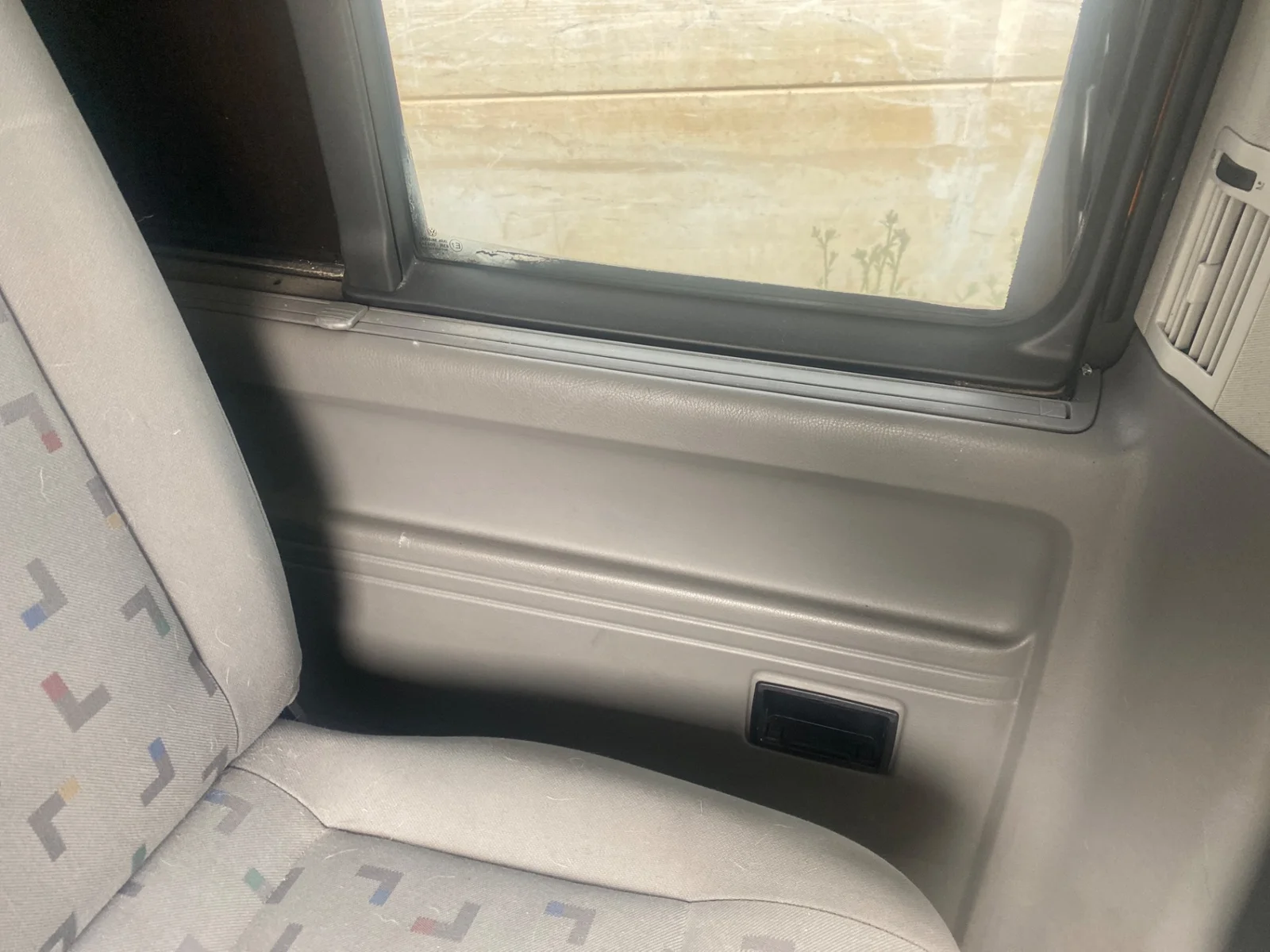 Foto de GUARNECIDO PUERTA TRASERA IZQUIERDA VOLKSWAGEN T5 TRANSPORTER BUS (7H) 2.5 TDI (131 CV / 96 KW)