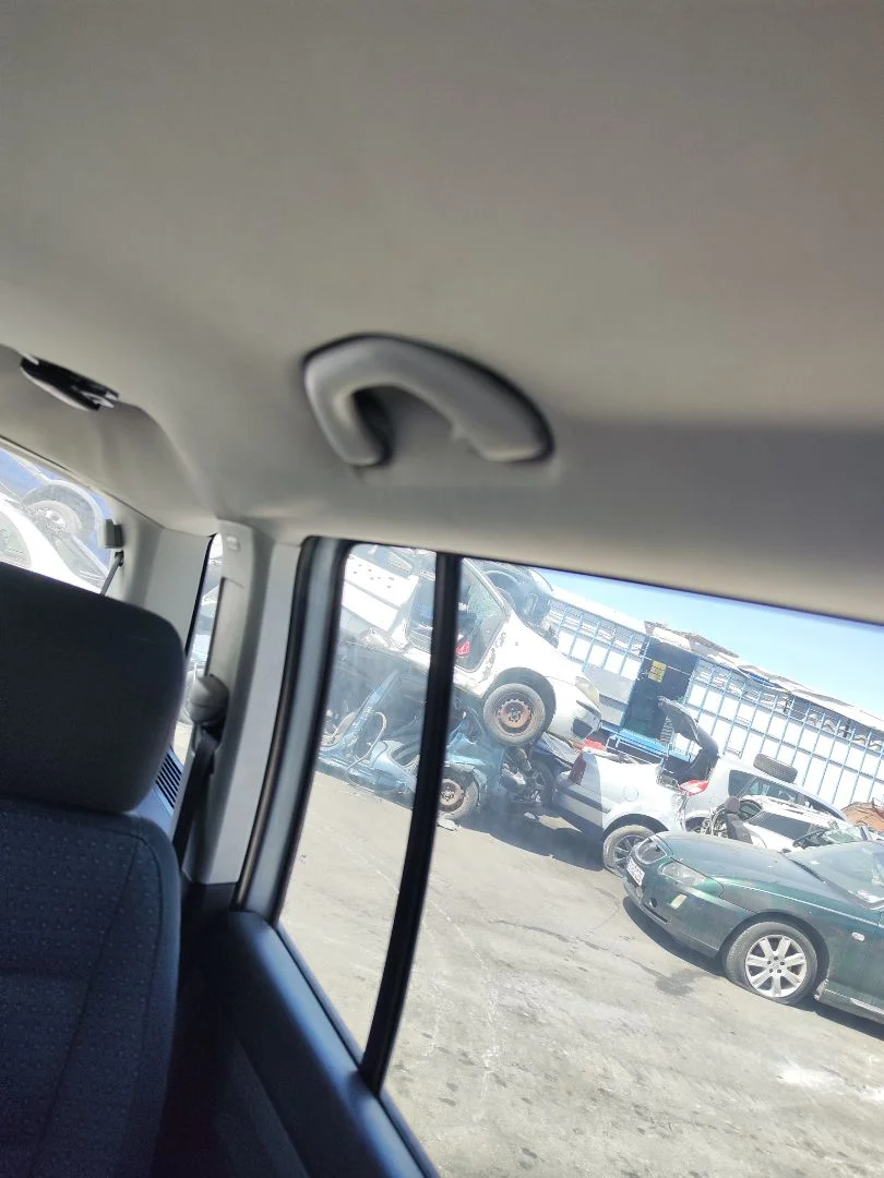 Foto de ASIDERO TECHO TRASERO IZQUIERDO VOLKSWAGEN TOURAN (1T1) 1.9 TDI (105 CV / 77 KW)
