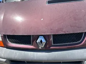 Foto de REJILLA DELANTERA RENAULT TRAFIC II FURGÓN 2.5 dCi Diesel CAT (135 CV / 99 KW)