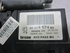 Foto de MOTOR ELEVALUNAS DELANTERO DERECHO PEUGEOT 307 BREAK / SW (S1)(04.2002) 1.6 HDi (109 CV / 80 KW) referencia 9634457480 foto 5