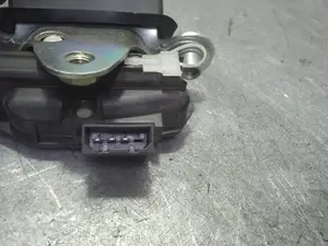 Foto de CERRADURA MALETERO / PORTON SKODA FABIA (5J2) 1.2 (60 CV / 44 KW) referencia 5J0827501D foto 4