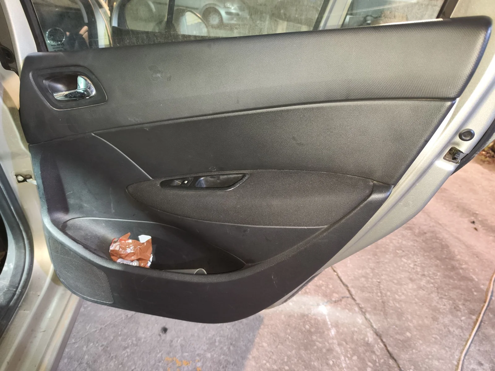 Foto de GUARNECIDO PUERTA TRASERA DERECHA PEUGEOT 308 SW 1.6 HDi FAP CAT (9HZ / DV6TED4) (109 CV / 80 KW) referencia 9346VG