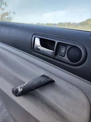 Foto de MANETA INTERIOR TRASERA IZQUIERDA VOLKSWAGEN PASSAT BERLINA (3B2) 1.9 TDI (110 CV / 81 KW) referencia 3B0839113BGB41