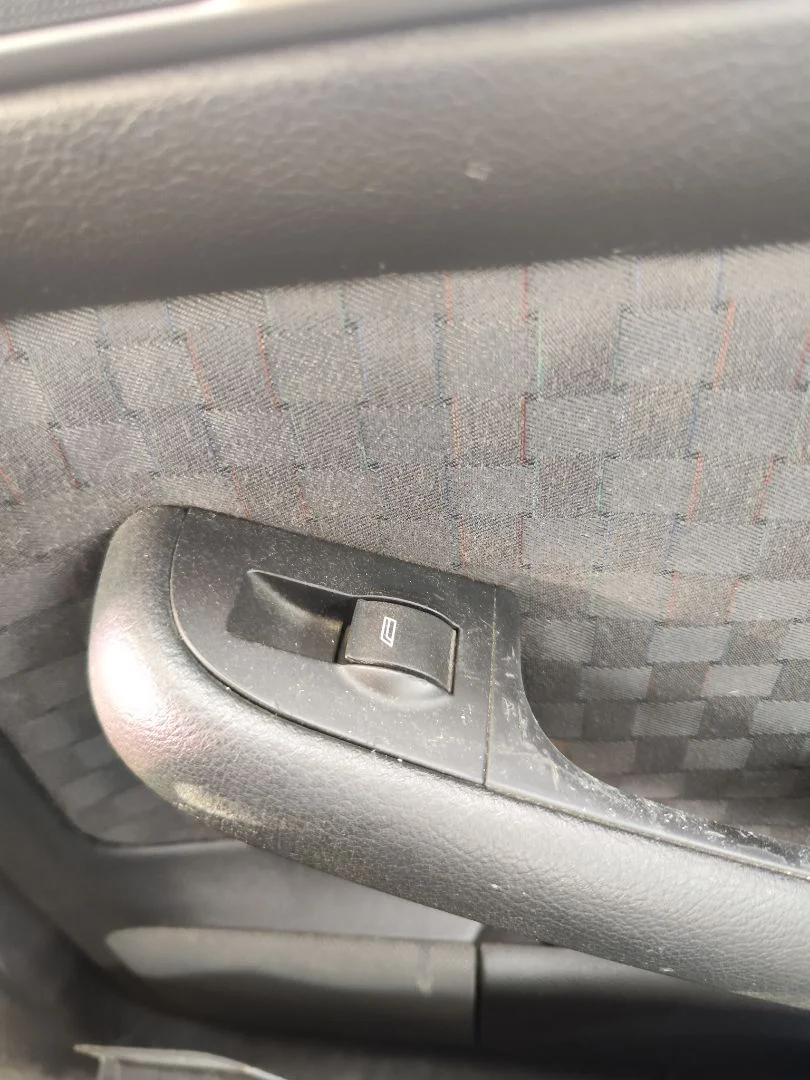 Foto de MANDO ELEVALUNAS TRASERO DERECHO AUDI A6 BERLINA (4B2) 2.5 V6 24V TDI (180 CV / 132 KW)