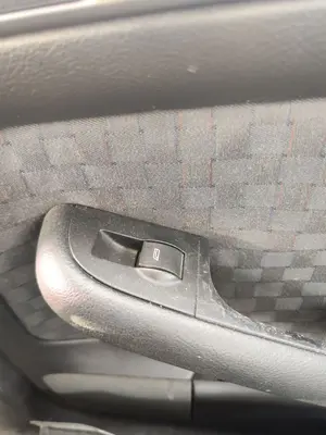 Foto de MANDO ELEVALUNAS TRASERO DERECHO AUDI A6 BERLINA (4B2) 2.5 V6 24V TDI (180 CV / 132 KW)
