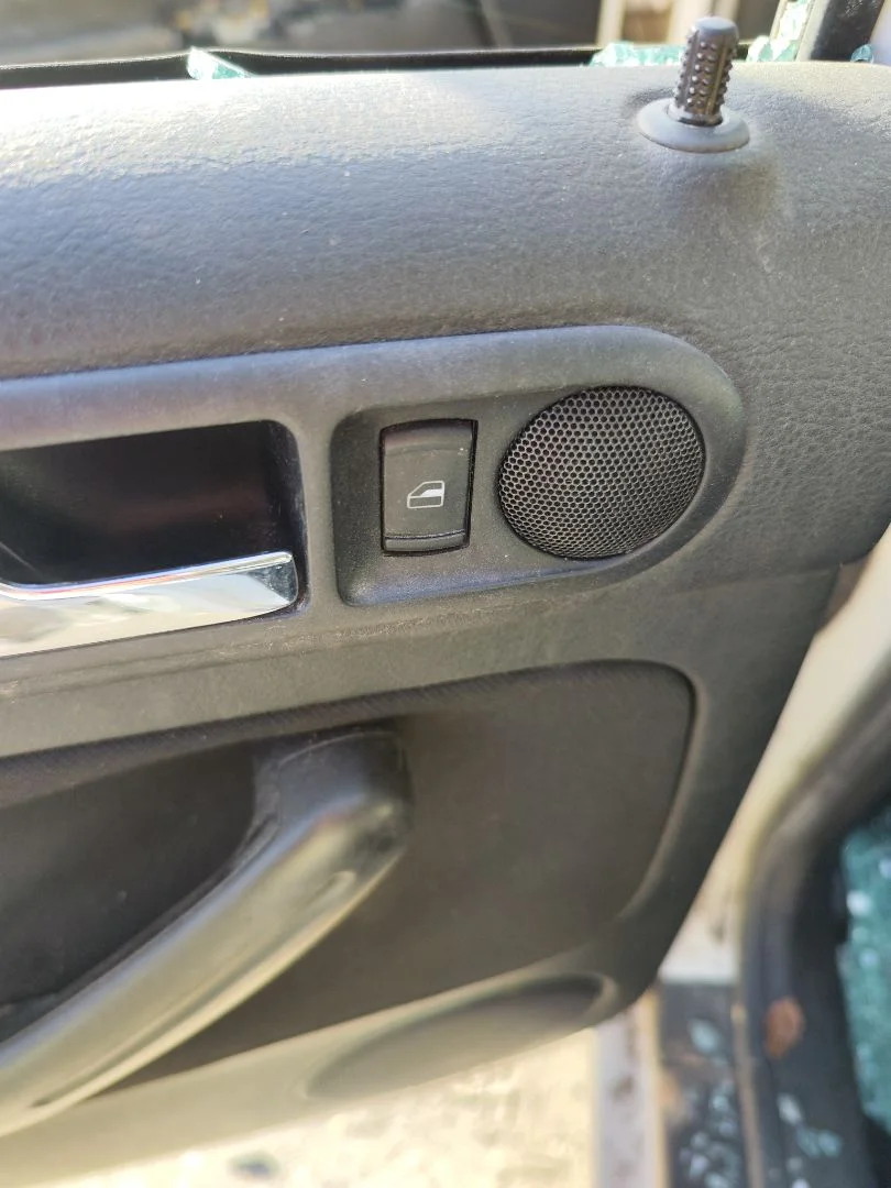 Foto de MANDO ELEVALUNAS TRASERO IZQUIERDO VOLKSWAGEN GOLF IV BERLINA (1J1)(10.1997) 2.0 (116 CV / 85 KW)
