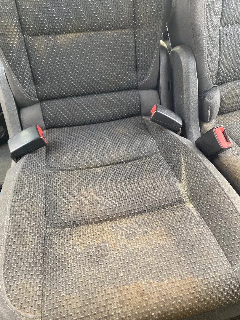 Foto de ENGANCHE CINTURON TRASERO DERECHO VOLKSWAGEN TOURAN (1T3) 1.6 TDI DPF (105 CV / 77 KW)