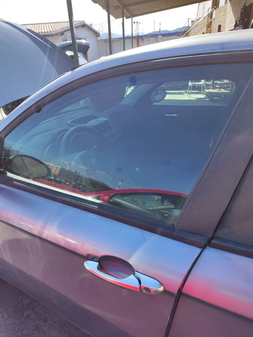 Foto de LUNA DELANTERA IZQUIERDA ALFA ROMEO 147 (190) 1.9 JTD CAT (110 CV / 81 KW)