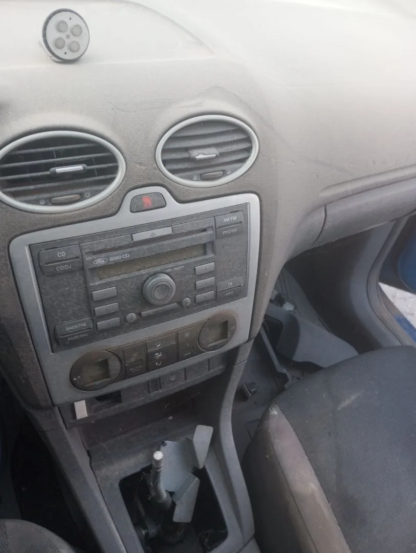 Foto de CONSOLA CENTRAL FORD FOCUS BERLINA (CAP) 1.6 TDCi CAT (109 CV / 80 KW)