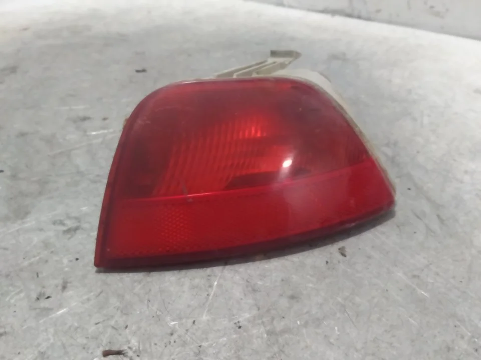 Foto de FARO ANTINIEBLA TRASERO IZQUIERDO FORD FOCUS BERLINA (CAP) 1.6 TDCi CAT (109 CV / 80 KW) referencia 1M5115501AC