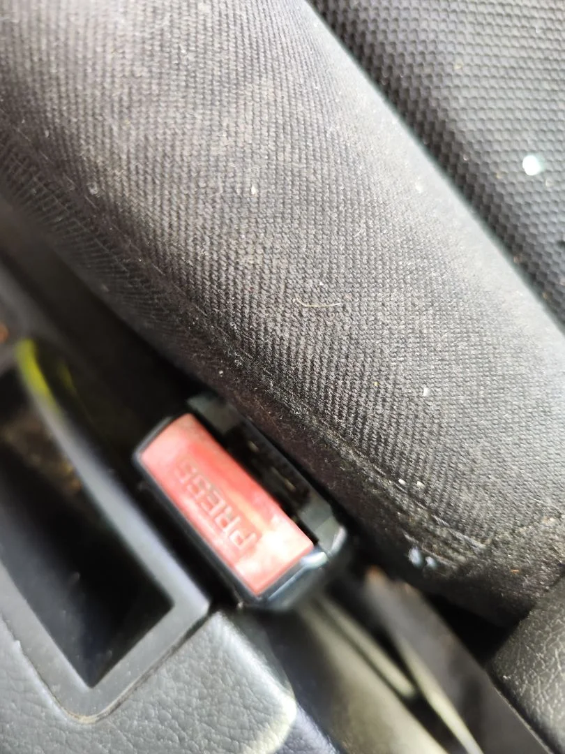 Foto de ENGANCHE CINTURON DELANTERO DERECHO PEUGEOT 207 1.6 16V HDi (90 CV / 66 KW)