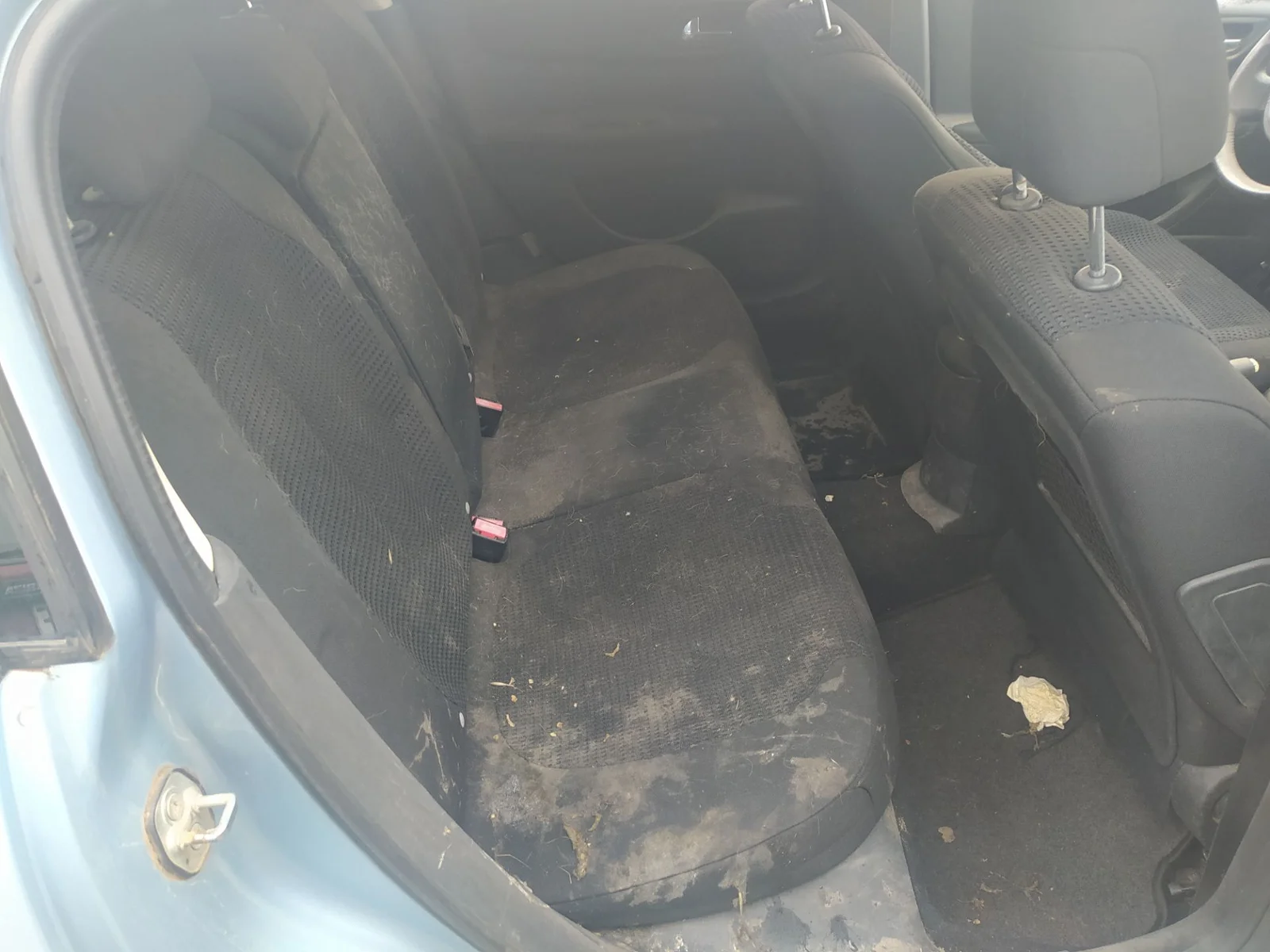 Foto de ENGANCHE CINTURON TRASERO DERECHO CITROEN C4 BERLINA 1.6 16V CAT (NFU / TU5JP4) (109 CV / 80 KW)