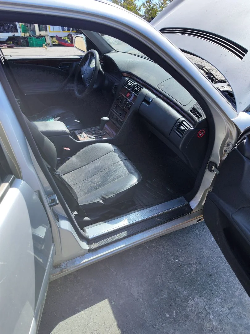 Foto de GOMAS CONTORNO PUERTA MERCEDES-BENZ CLASE E (BM 210) BERLINA 2.2 CDI CAT (143 CV / 105 KW)
