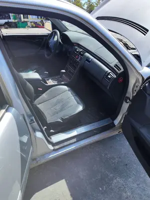 Foto de GOMAS CONTORNO PUERTA MERCEDES-BENZ CLASE E (BM 210) BERLINA 2.2 CDI CAT (143 CV / 105 KW)
