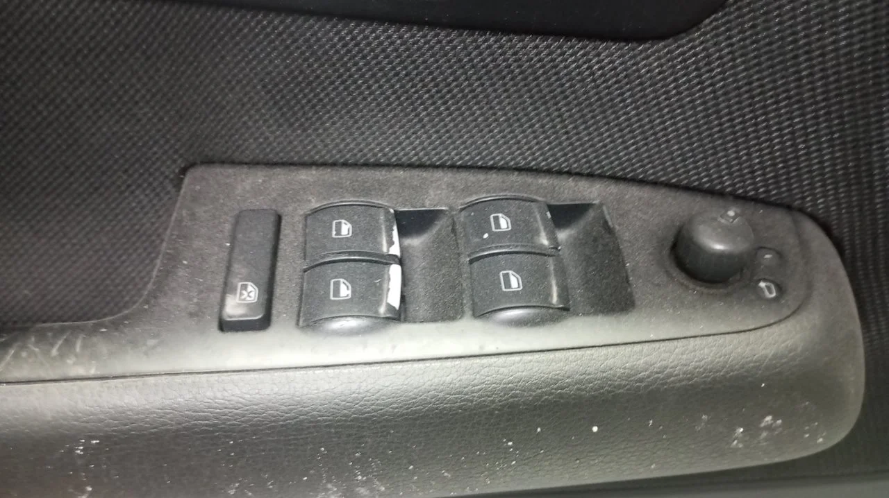 Foto de MANDO ELEVALUNAS DELANTERO IZQUIERDO AUDI A4 AVANT (8E) 3.0 V6 24V TDI (233 CV / 171 KW) referencia 8E1867171