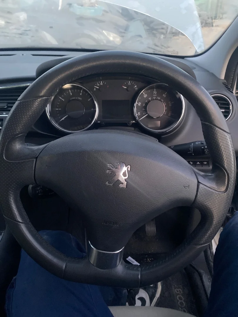 Foto de VOLANTE PEUGEOT 3008 1.6 16V (120 CV / 88 KW)