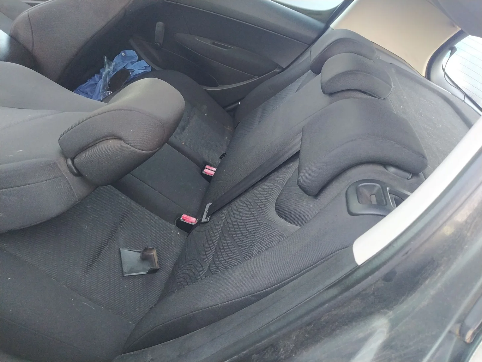Foto de ENGANCHE CINTURON TRASERO DERECHO PEUGEOT 308 1.6 16V HDi (90 CV / 66 KW)