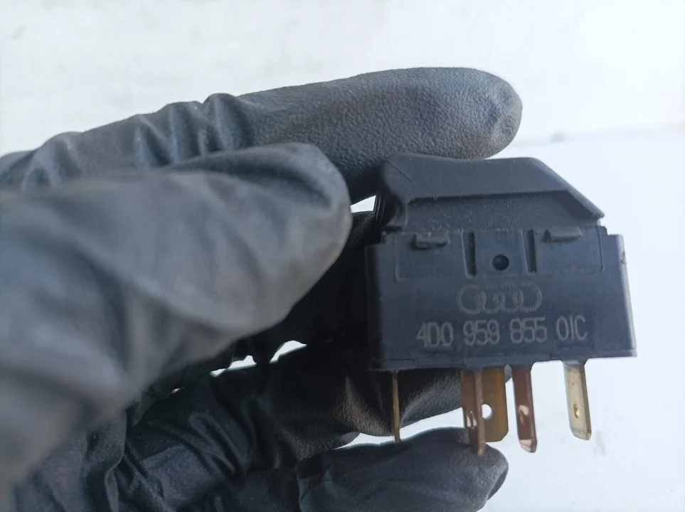 Foto de MANDO ELEVALUNAS TRASERO DERECHO AUDI A4 BERLINA (B5) 1.8 20V Turbo (150 CV / 110 KW) referencia 4D0959855