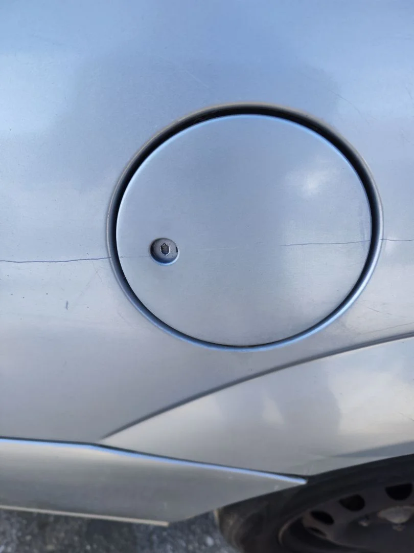 Foto de TAPA EXTERIOR COMBUSTIBLE FORD FOCUS FAMILIAR (CAK) 1.8 16V CAT (116 CV / 85 KW) referencia 1214249