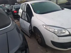 Foto de BRAZO SUSPENSION DELANTERO DERECHO RENAULT MEGANE III BERLINA 5P 1.6 16V CAT (101 CV / 74 KW)