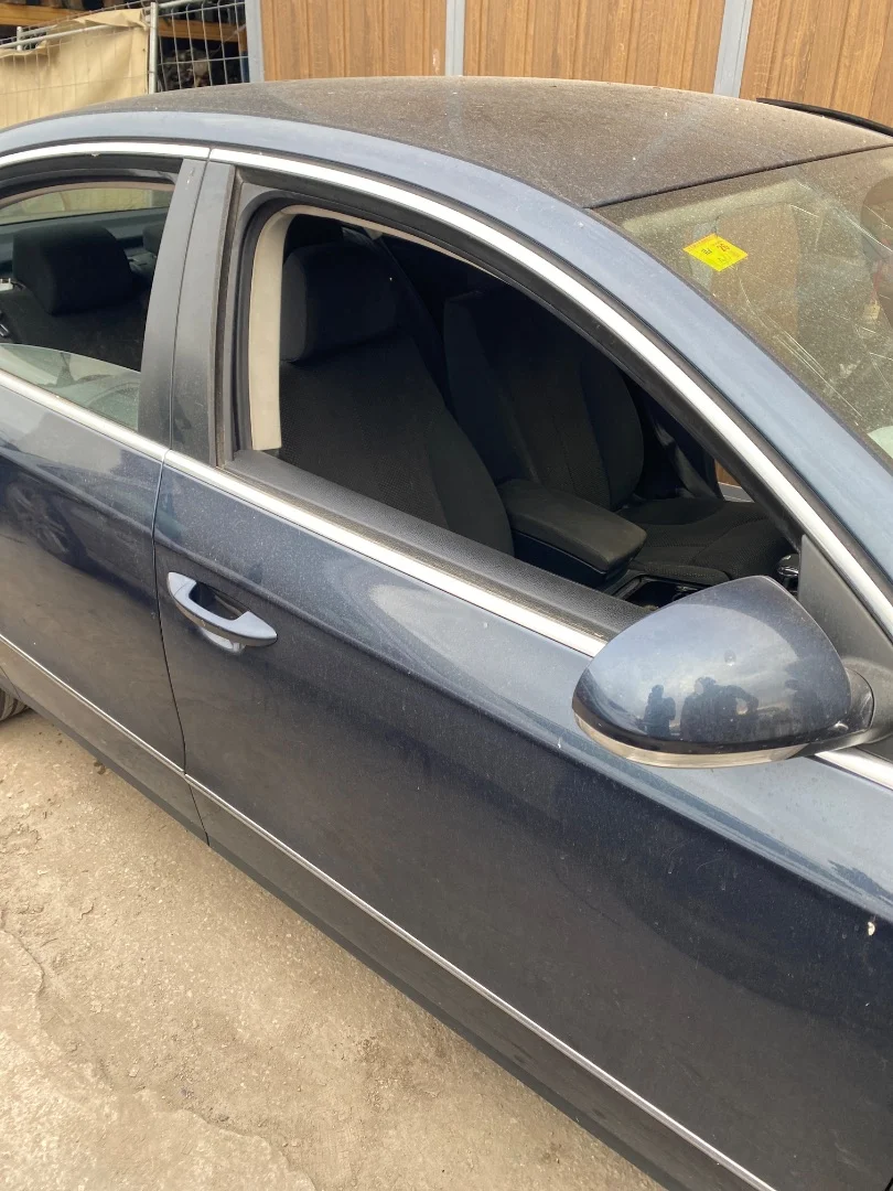 Foto de PUERTA DELANTERA DERECHA VOLKSWAGEN PASSAT BERLINA (3C2) 2.0 TDI (140 CV / 103 KW) referencia 3C4831056J