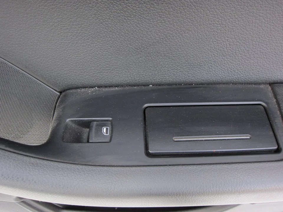Foto de MANDO ELEVALUNAS TRASERO DERECHO AUDI A6 BERLINA (4F2) 4.2 V8 40V (335 CV / 246 KW)