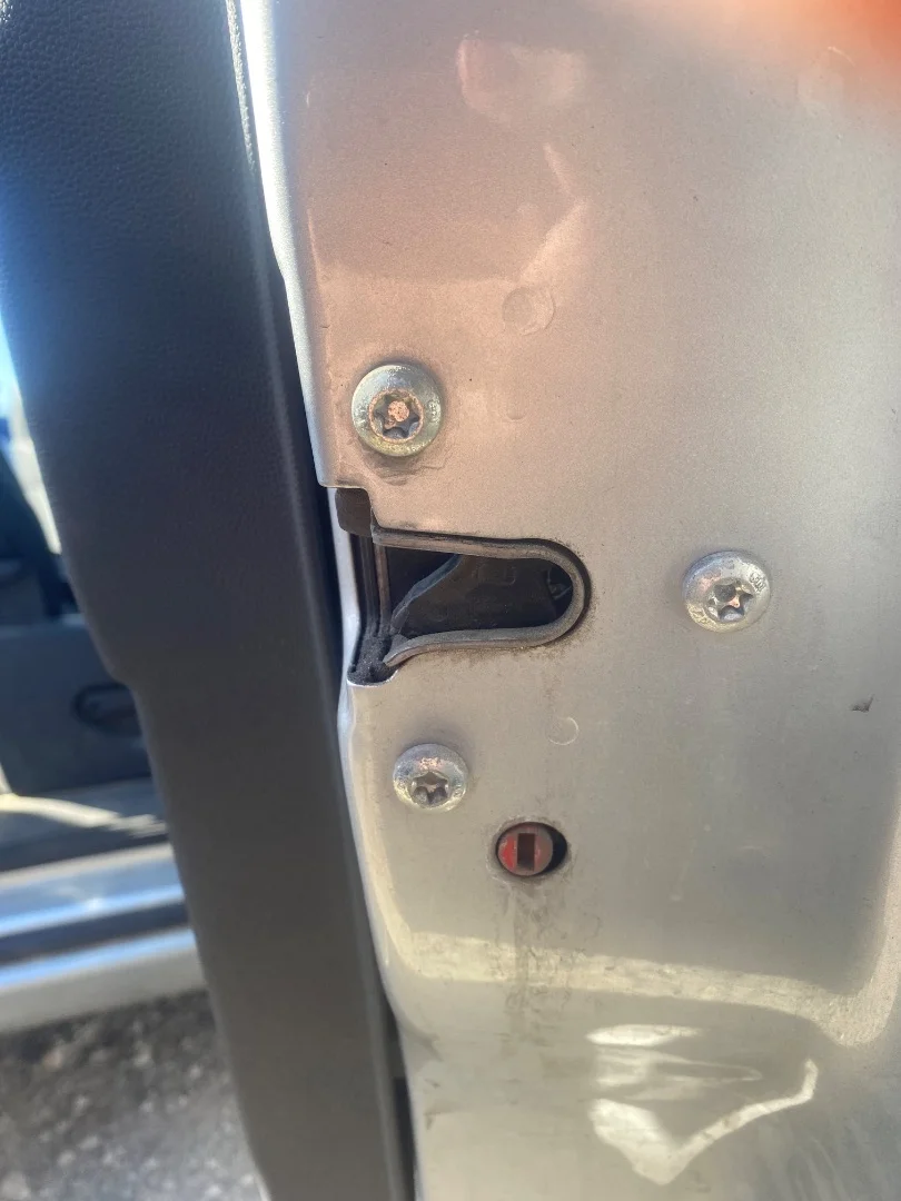 Foto de CERRADURA PUERTA TRASERA DERECHA OPEL ZAFIRA B 1.9 CDTI (120 CV / 88 KW) referencia 13210738