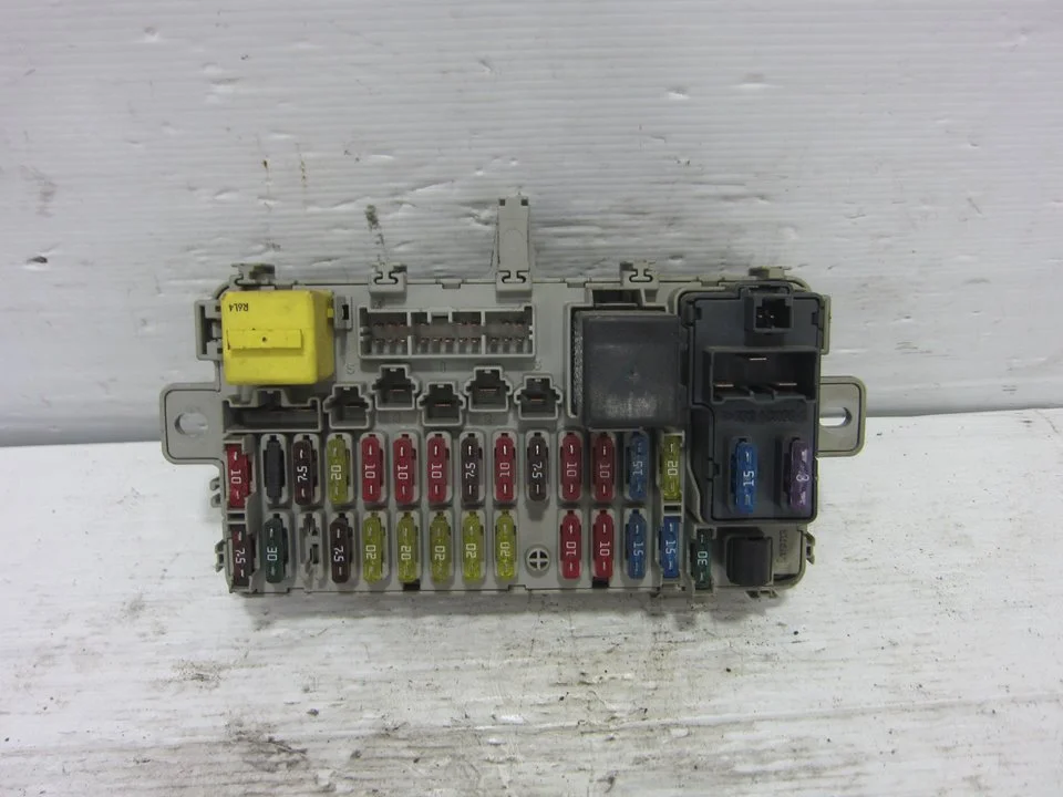 Foto de CAJA RELES / FUSIBLES MG ROVER ROVER 45 (T/RT) 1.4 16V CAT (103 CV / 76 KW) referencia YQE102720