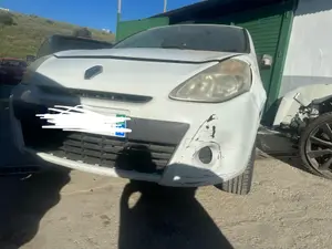 Foto de PARAGOLPES DELANTERO RENAULT CLIO III 1.5 dCi Diesel (68 CV / 50 KW)