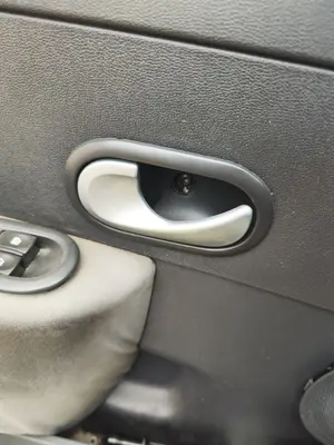 Foto de MANETA INTERIOR DELANTERA IZQUIERDA RENAULT CLIO III 1.5 dCi Diesel FAP (75 CV / 55 KW)