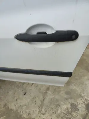 Foto de MANETA EXTERIOR DELANTERA IZQUIERDA RENAULT CLIO III 1.5 dCi Diesel FAP (75 CV / 55 KW)