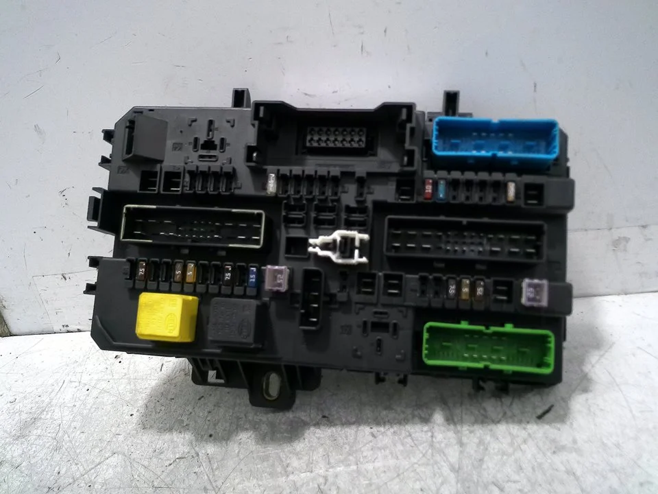 Foto de CAJA RELES / FUSIBLES OPEL ASTRA H BERLINA 1.6 16V (105 CV / 77 KW) referencia 13145017
