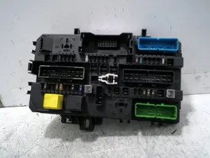 Foto de CAJA RELES / FUSIBLES OPEL ASTRA H BERLINA 1.6 16V (105 CV / 77 KW) referencia 13145017