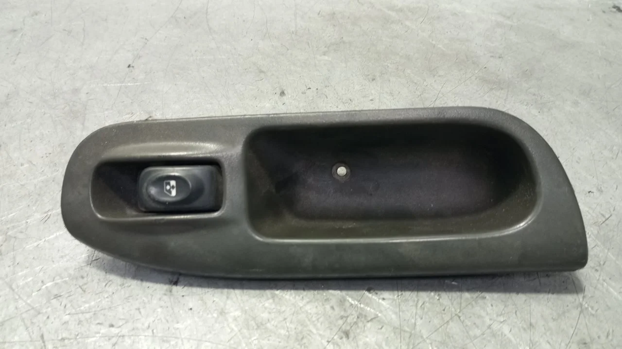 Foto de MANDO ELEVALUNAS DELANTERO DERECHO RENAULT SCENIC I (JA...) 1.9 dTi Diesel (80 CV / 59 KW) referencia 7700431172