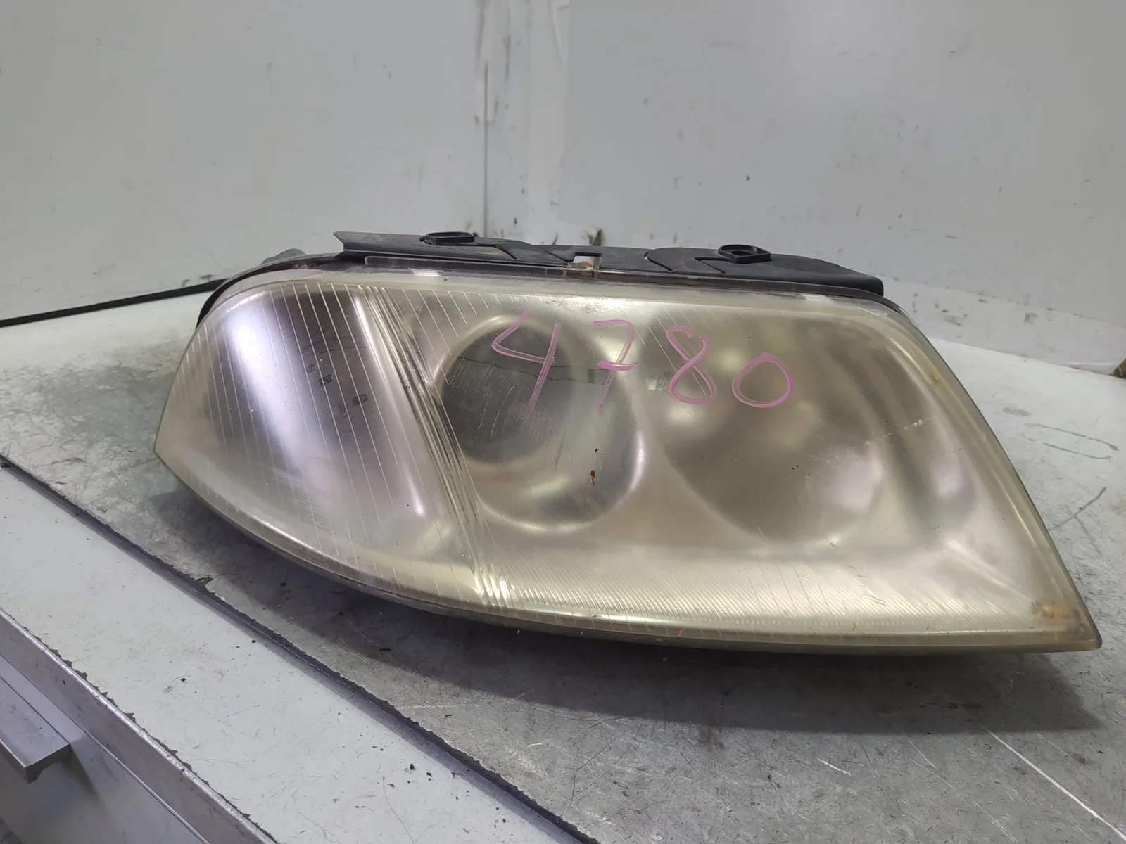 Foto de FARO DERECHO VOLKSWAGEN PASSAT BERLINA (3B3) 1.9 TDI (131 CV / 96 KW) referencia 01685697