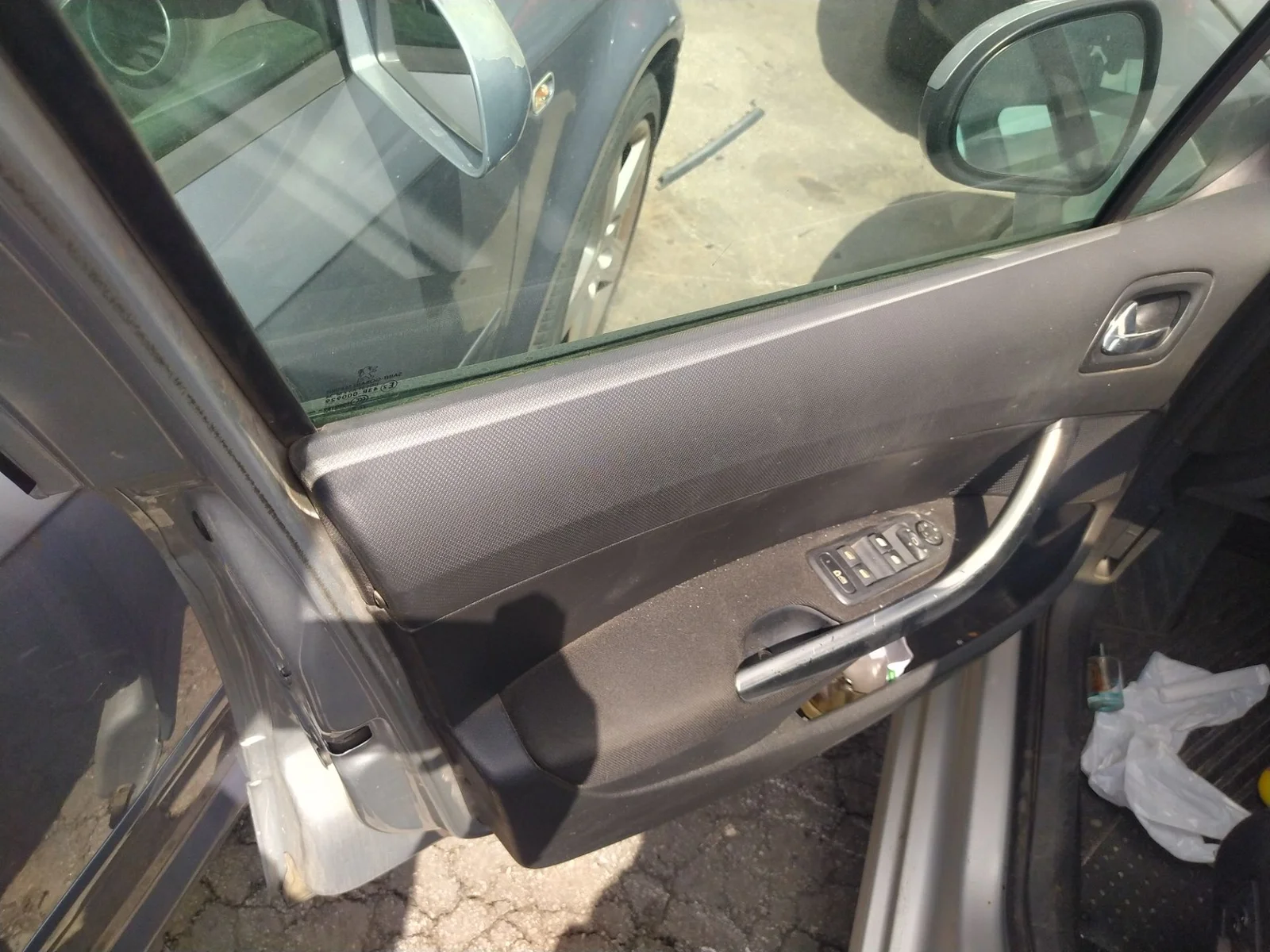 Foto de CERRADURA PUERTA DELANTERA IZQUIERDA PEUGEOT 308 1.6 HDi FAP CAT (9HZ / DV6TED4) (109 CV / 80 KW) referencia 9800616680