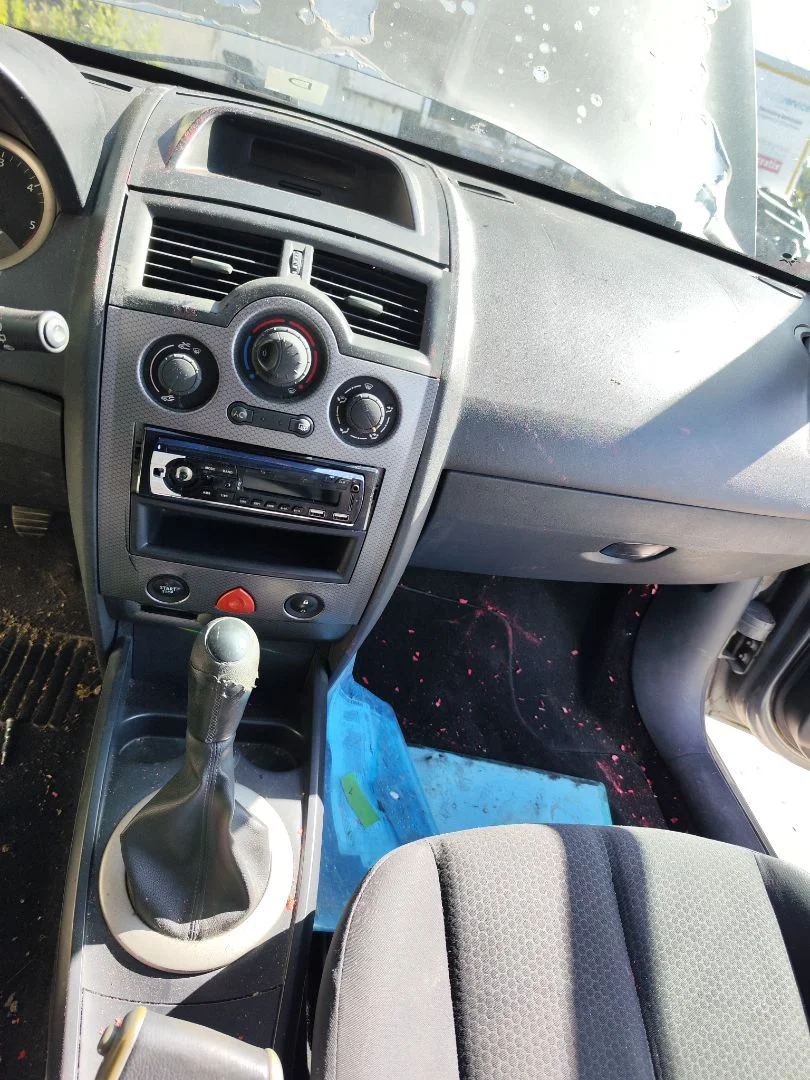 Foto de CONSOLA CENTRAL RENAULT MEGANE II BERLINA 5P 1.5 dCi Diesel (101 CV / 74 KW)
