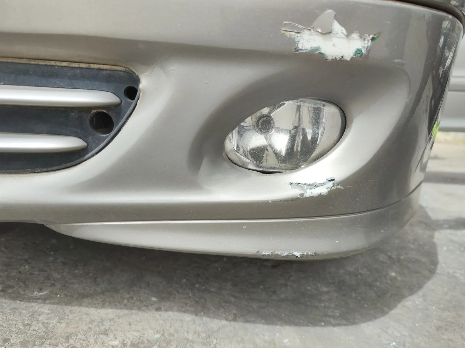 Foto de FARO ANTINIEBLA IZQUIERDO MERCEDES-BENZ CLASE C (BM 203) BERLINA 3.0 CDI CAT (224 CV / 165 KW)