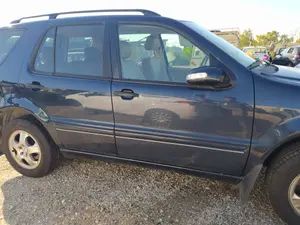 Foto de PUERTA TRASERA DERECHA MERCEDES-BENZ CLASE ML (BM 163) 4.0 CDI 32V CAT (250 CV / 184 KW) referencia A1637301605
